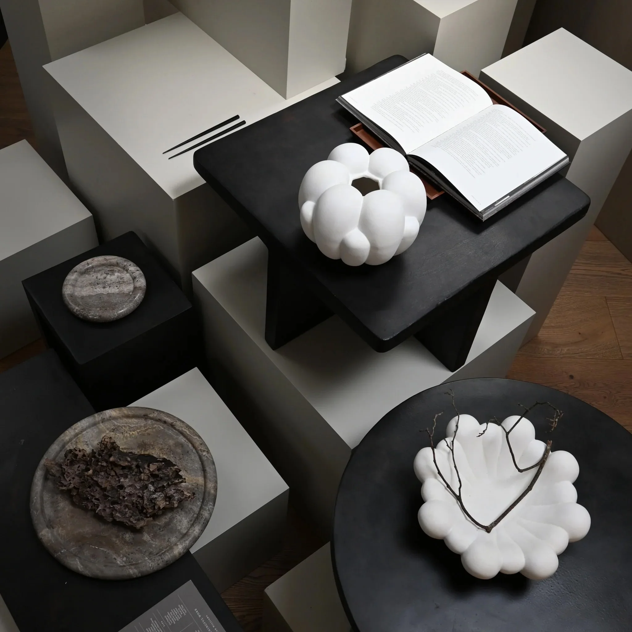 101 COPENHAGEN Bloom Tray Medio, D28.5cm, Bone White - Image 6