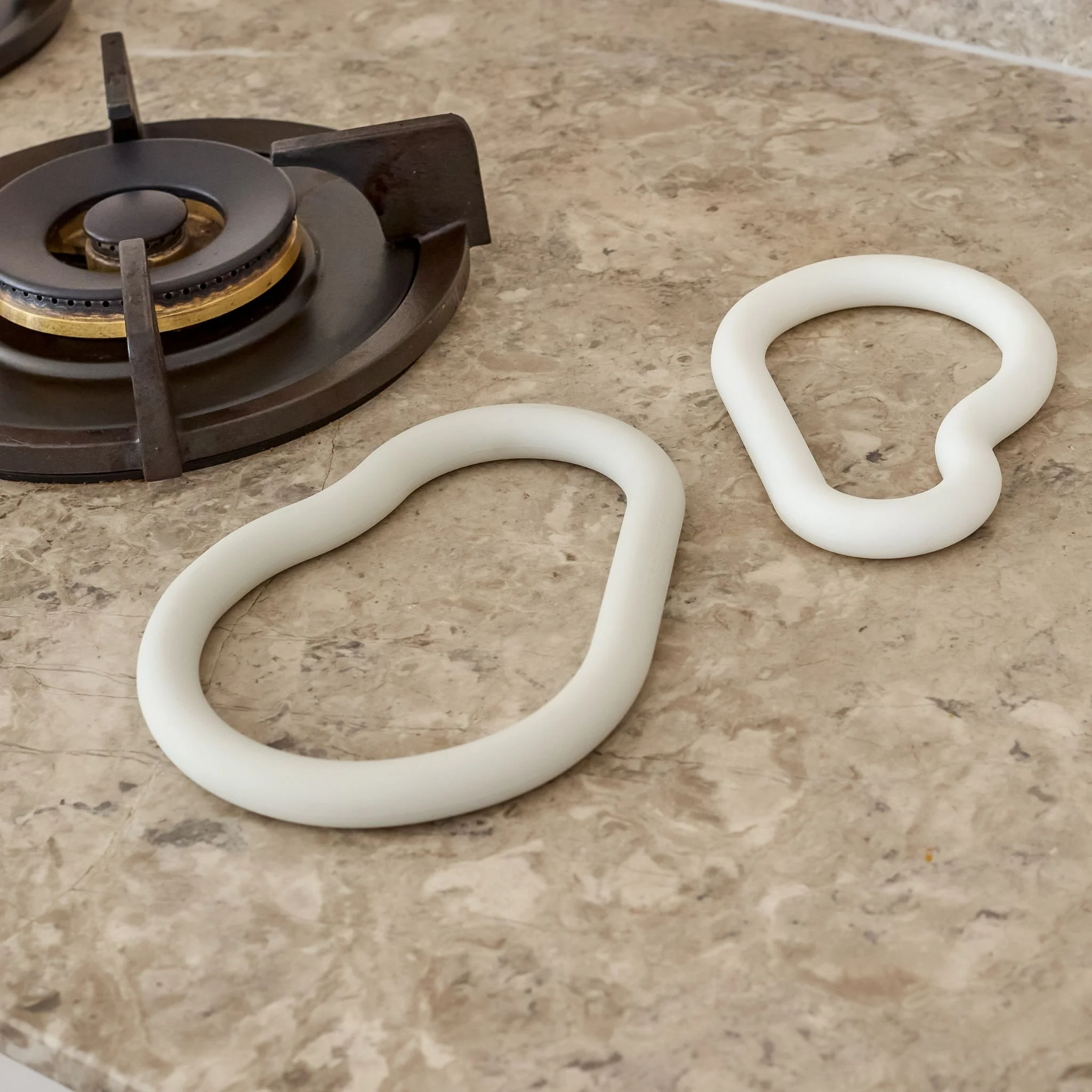 DESIGNSTUFF RUND Curve Silicone Trivet, White - Image 4