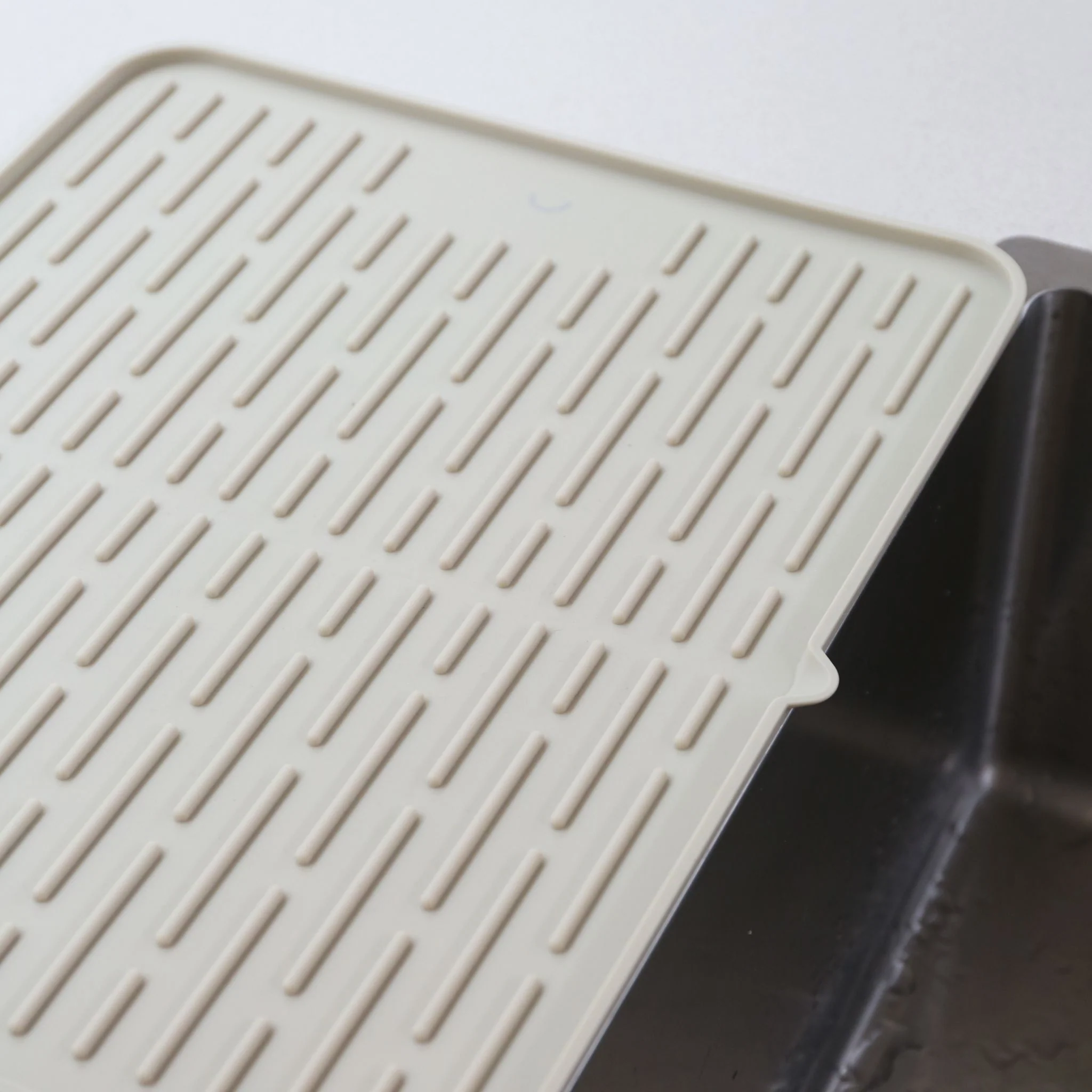 DESIGNSTUFF DRIP Folding Silicone Drying Mat Large w/ Drainage Mouth, Sand - Image 5
