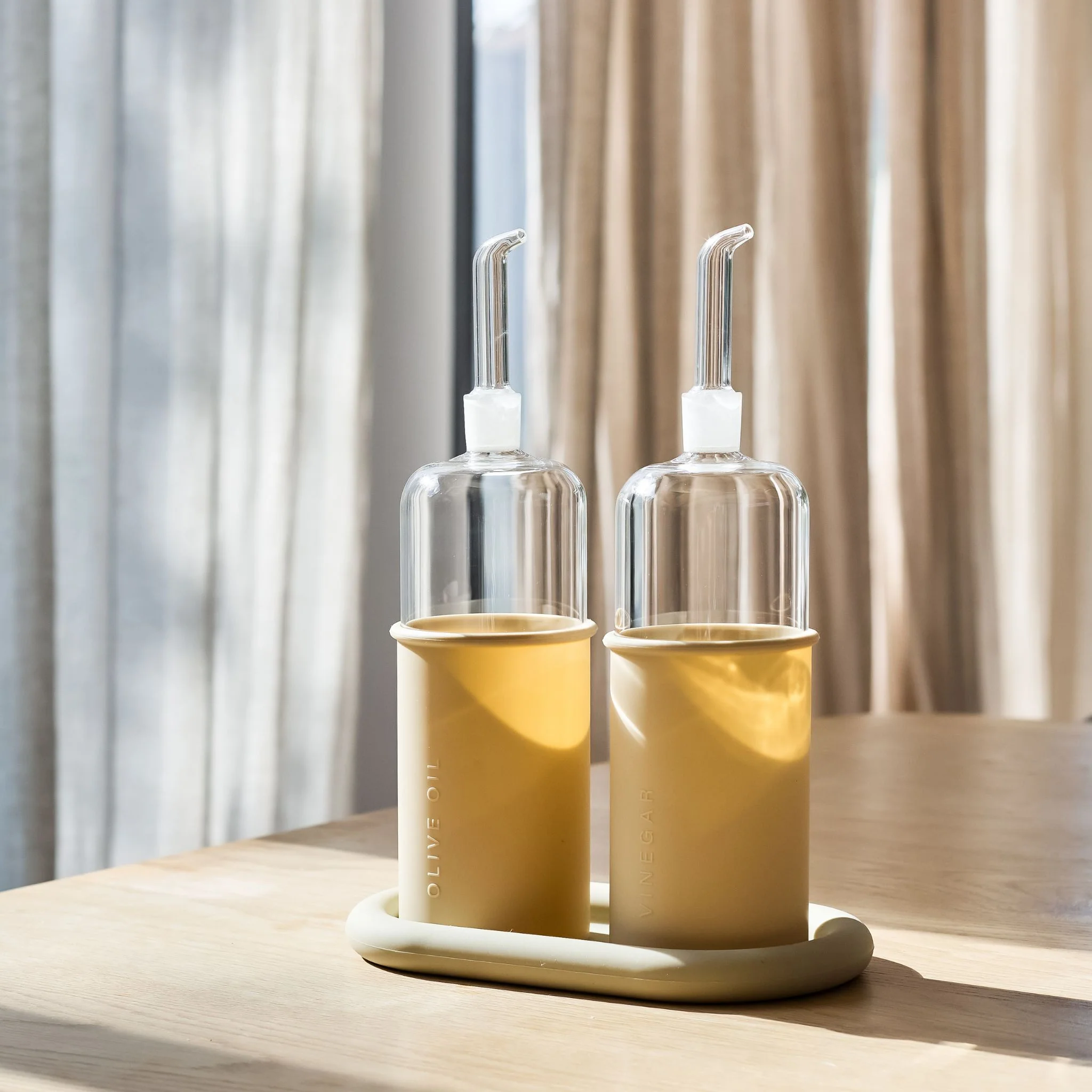 DESIGNSTUFF RUND Bottle for Olive Oil Glass/Silicone, 700ml, Sand - Image 3