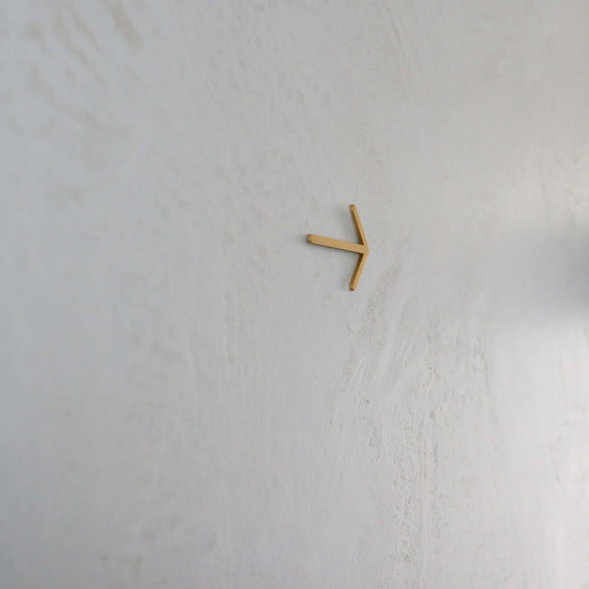 DESIGNSTUFF Signage, Arrow, Brushed Brass - Image 4