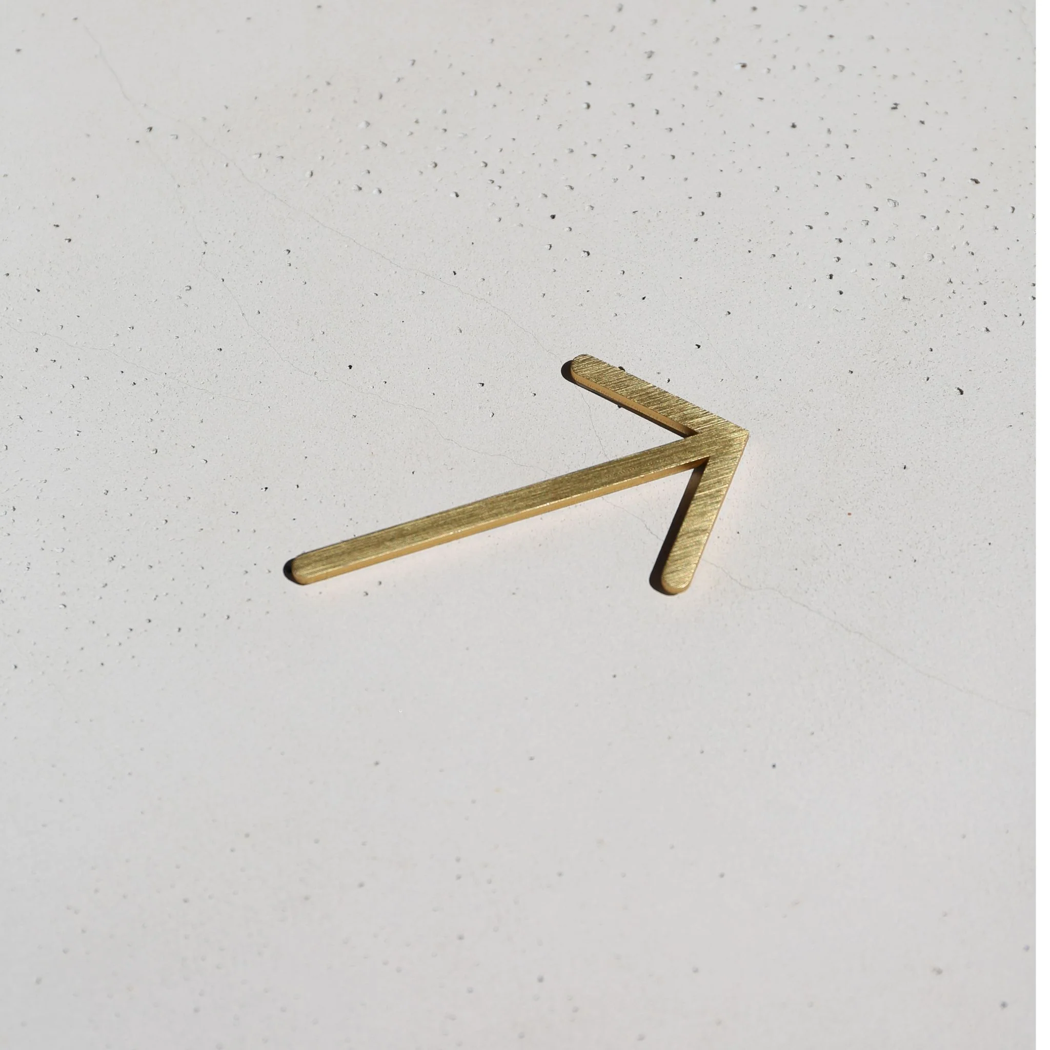 DESIGNSTUFF Signage, Arrow, Brushed Brass - Image 7