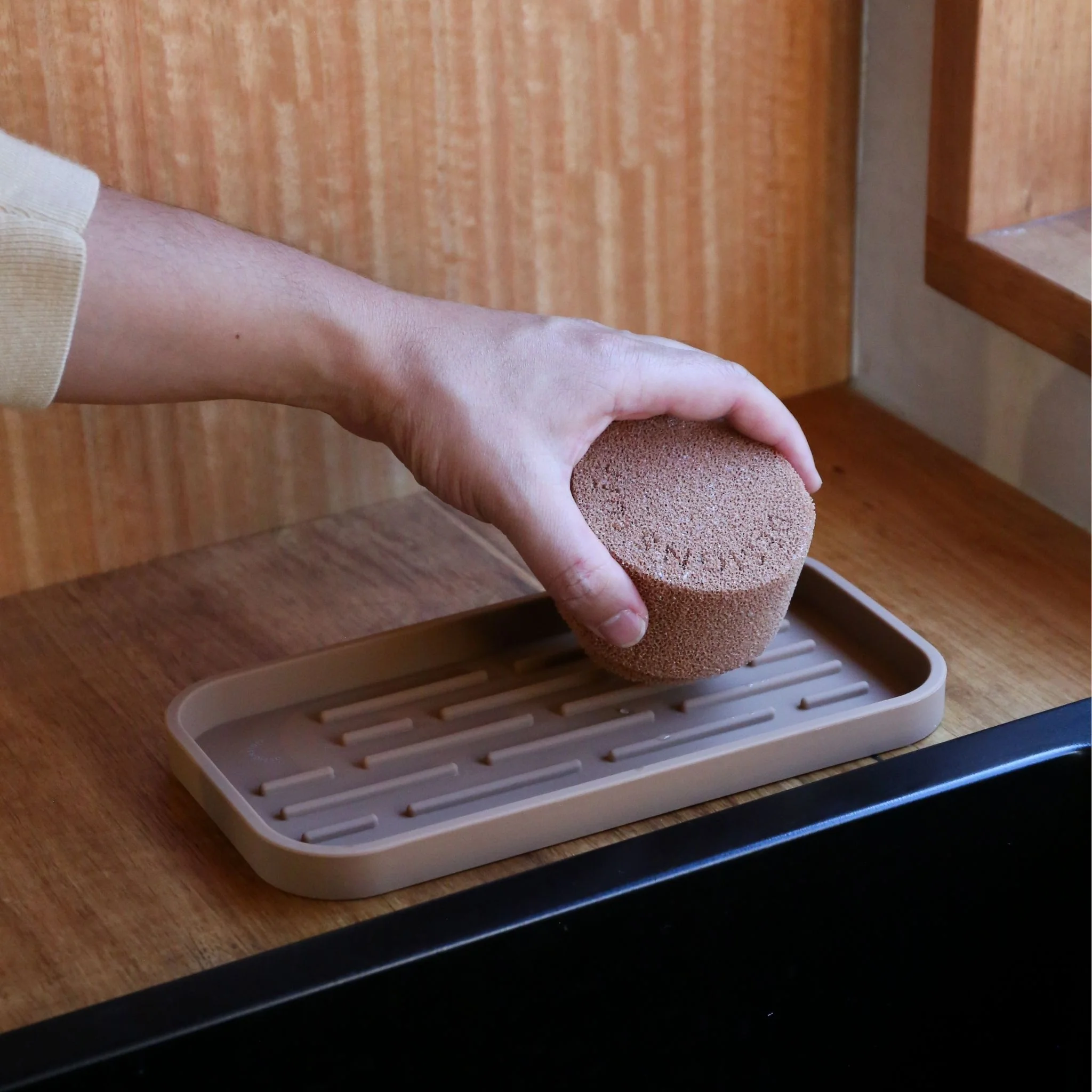 DESIGNSTUFF Sink Tray and Sponge Holder Silicone, Camel - Image 3