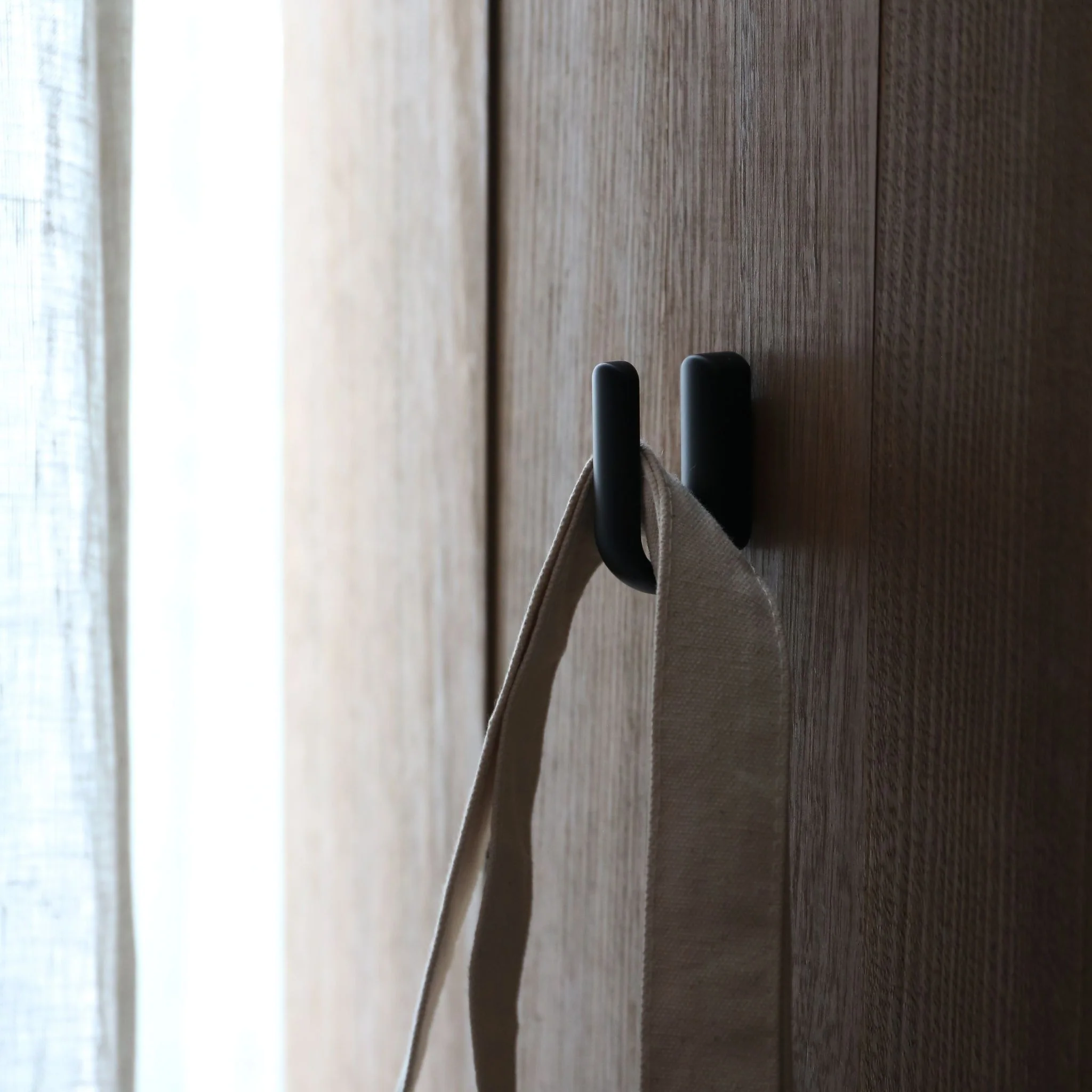 DESIGNSTUFF FORMA U-Curve Hook, Black - Image 4
