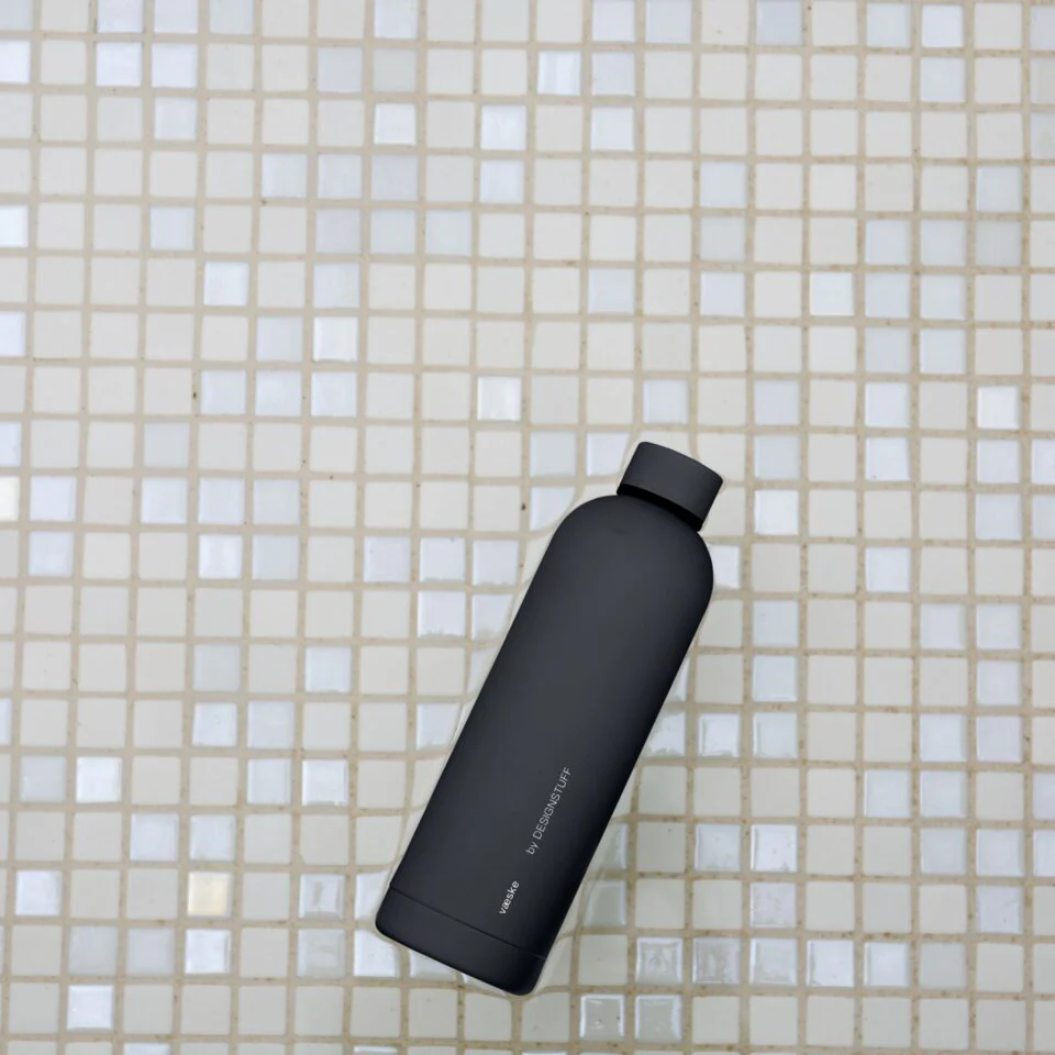 DESIGNSTUFF Vaeske Drink Bottle 750ml, Black - Image 2