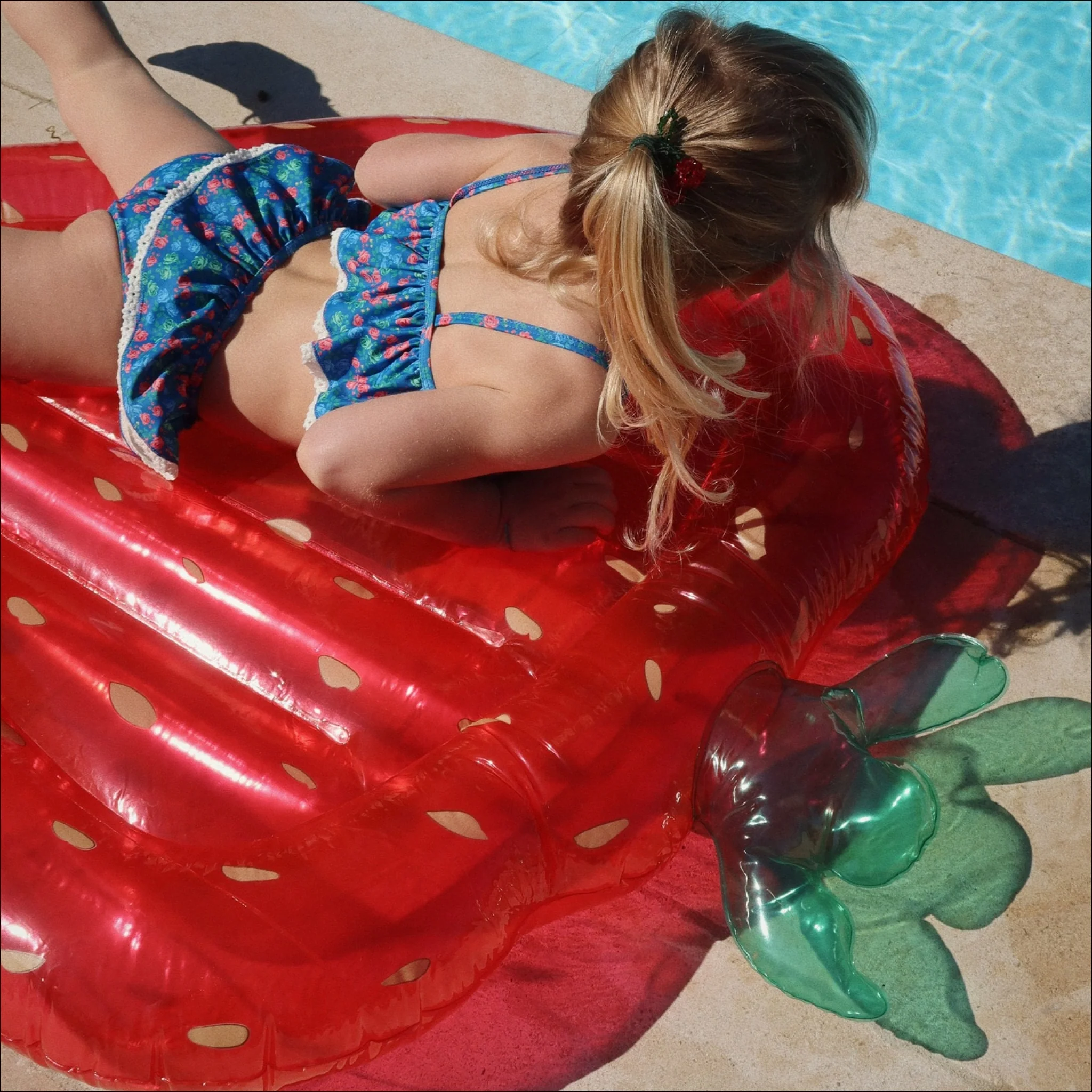 KONGES SLØJD Kids Inflatable Pool Strawberry Float, Strawberry - Image 2