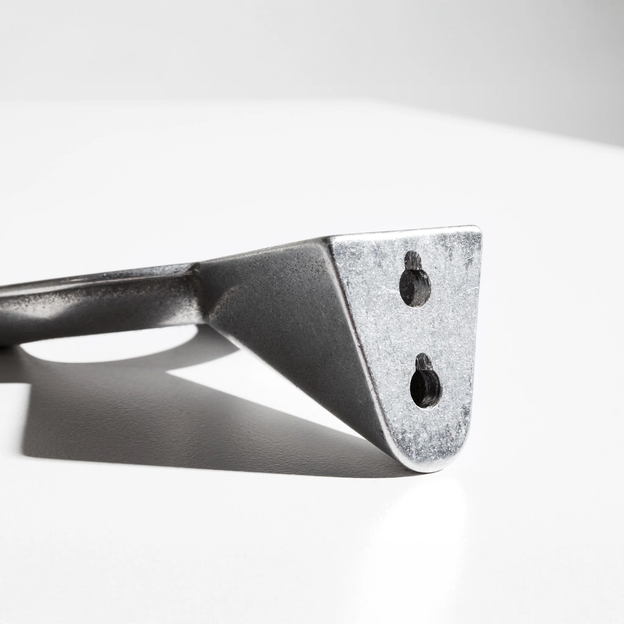 MINIM Sandcast Guitar Hanger, Aluminium/Tan - Image 4