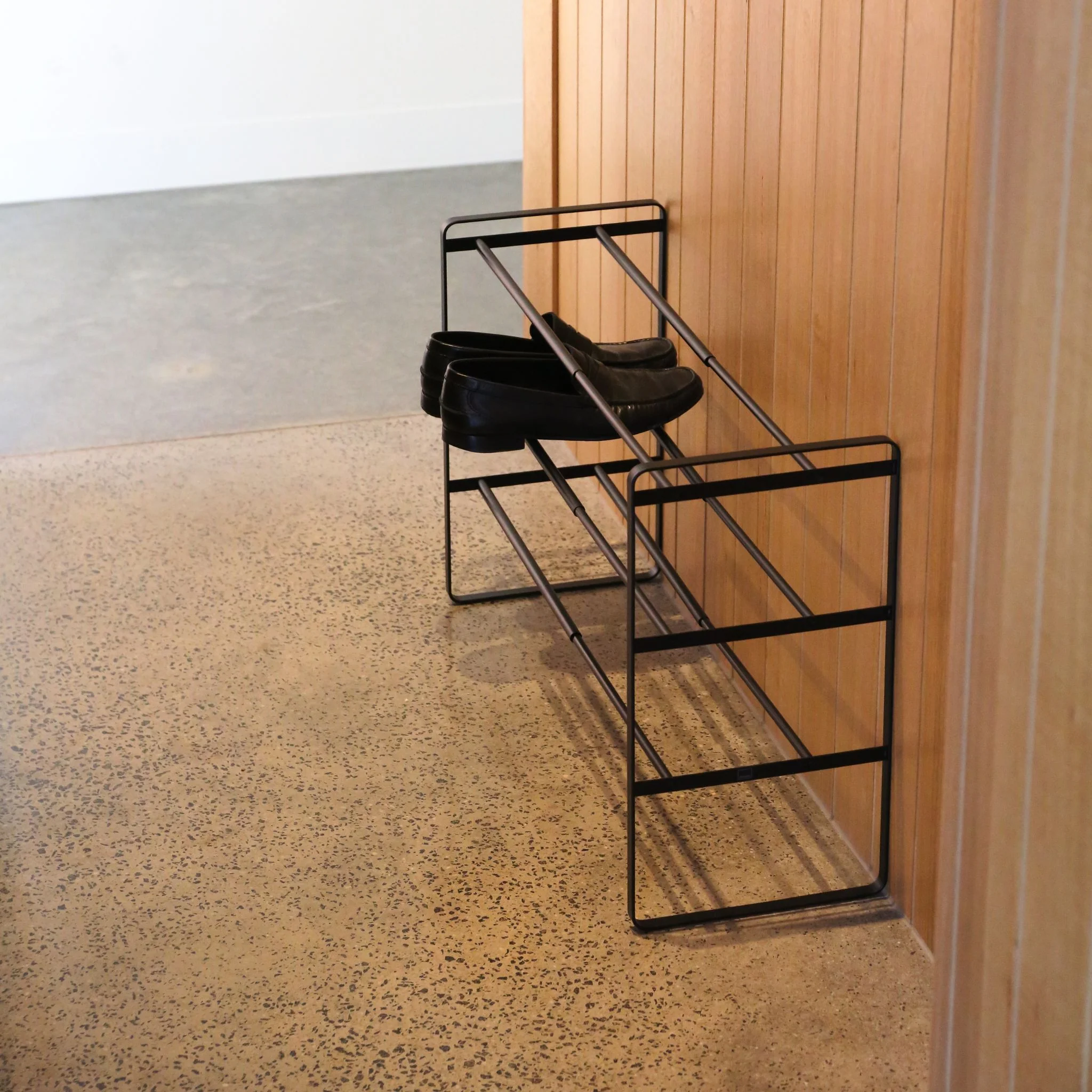 YAMAZAKI Frame Extendable Shoe Rack, 3 Tier, Black - Image 2