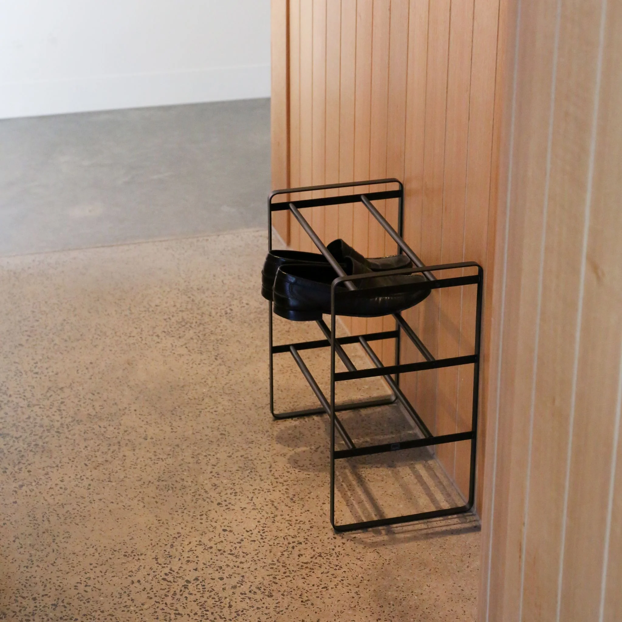 YAMAZAKI Frame Extendable Shoe Rack, 3 Tier, Black - Image 4
