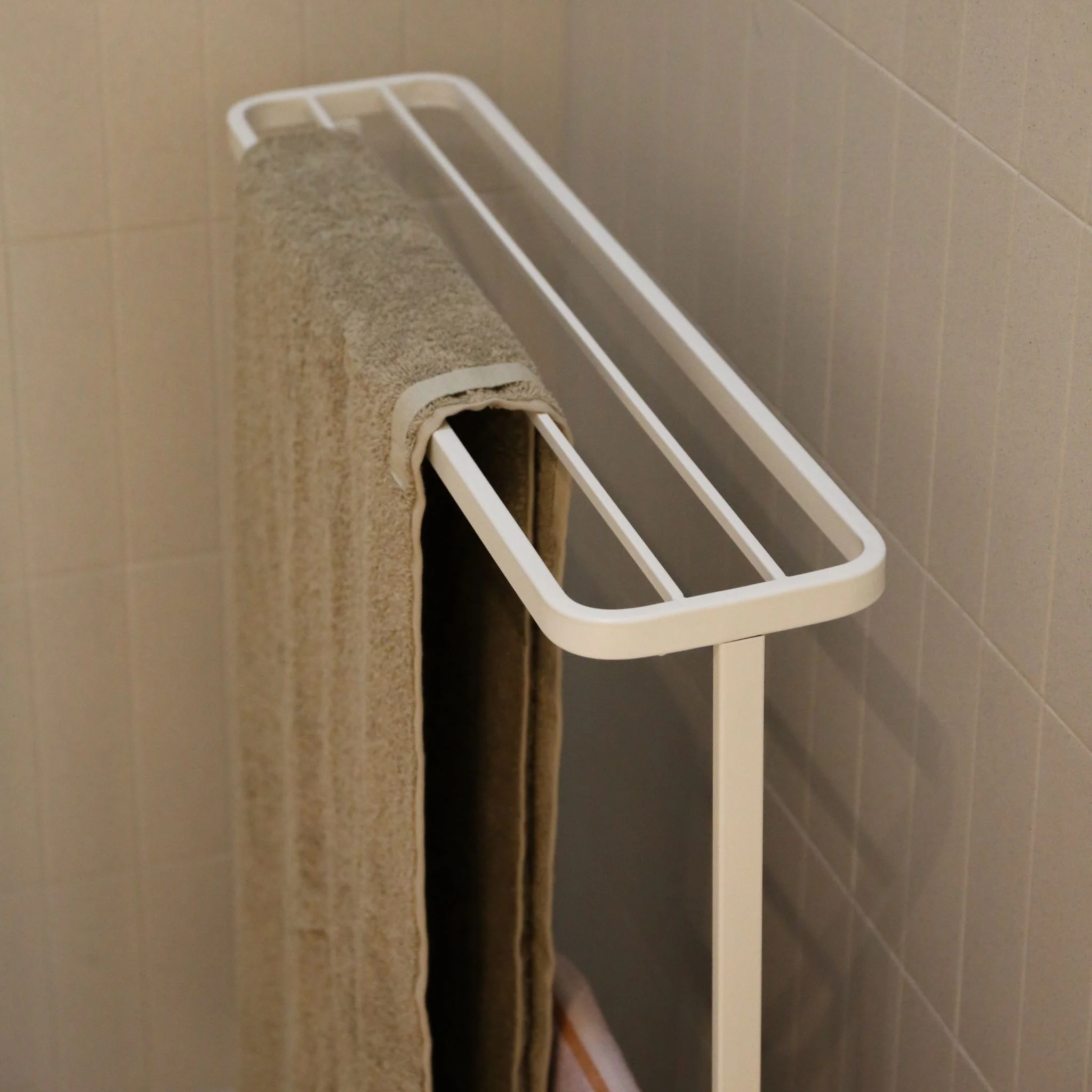 YAMAZAKI Tower Bath Towel Hanger, White - Image 2