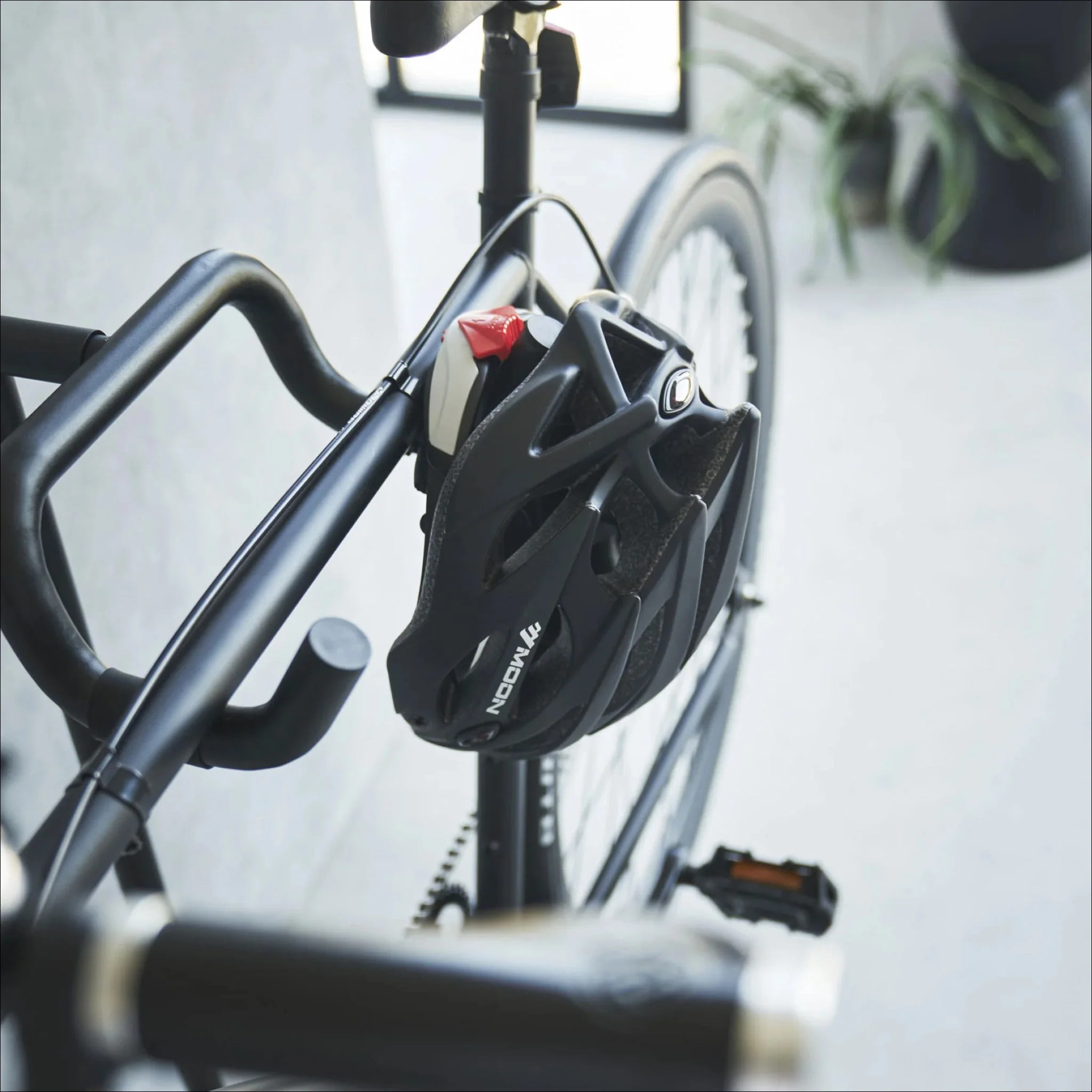 YAMAZAKI Tower Indoor Bicycle Stand, Black - Image 6