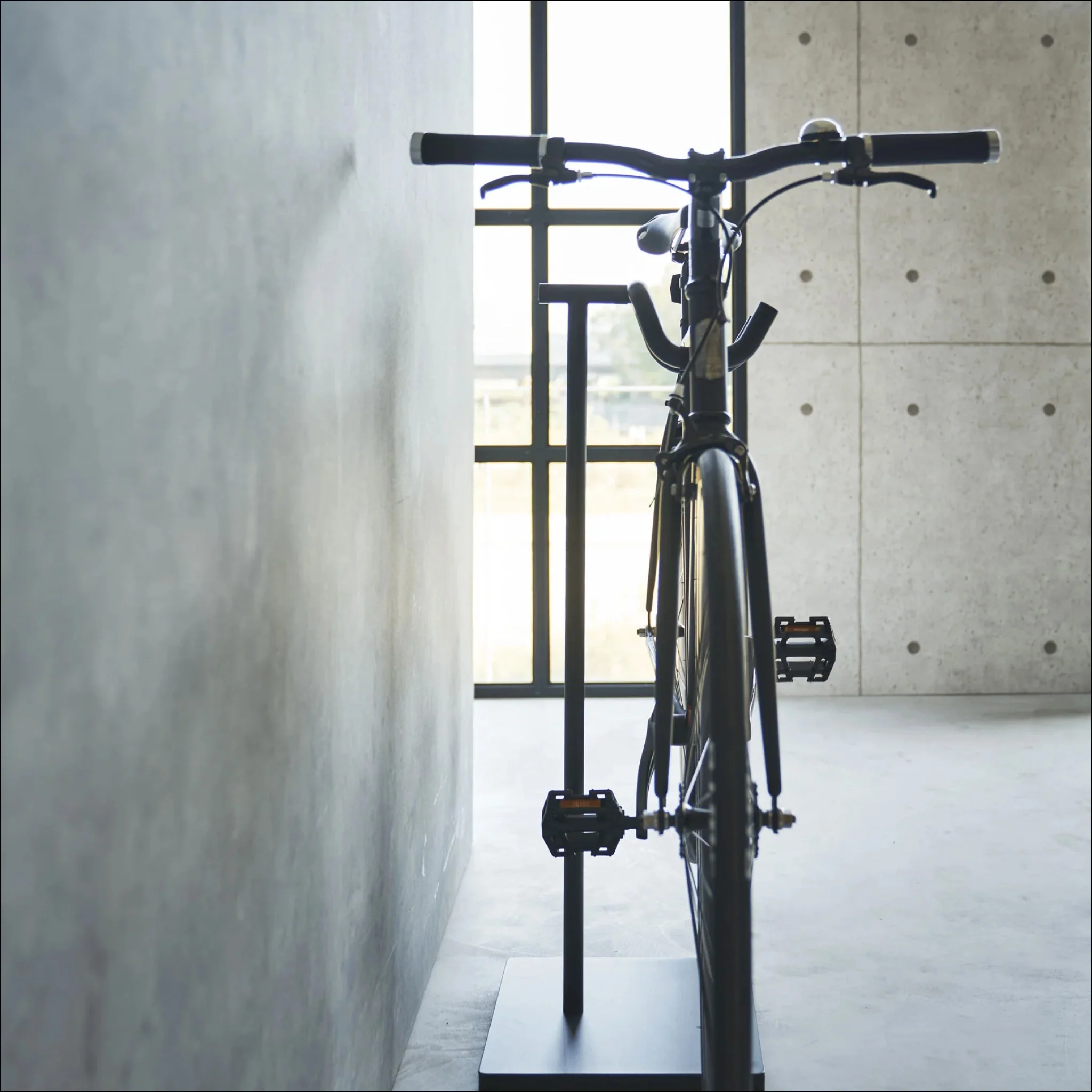 YAMAZAKI Tower Indoor Bicycle Stand, Black - Image 7