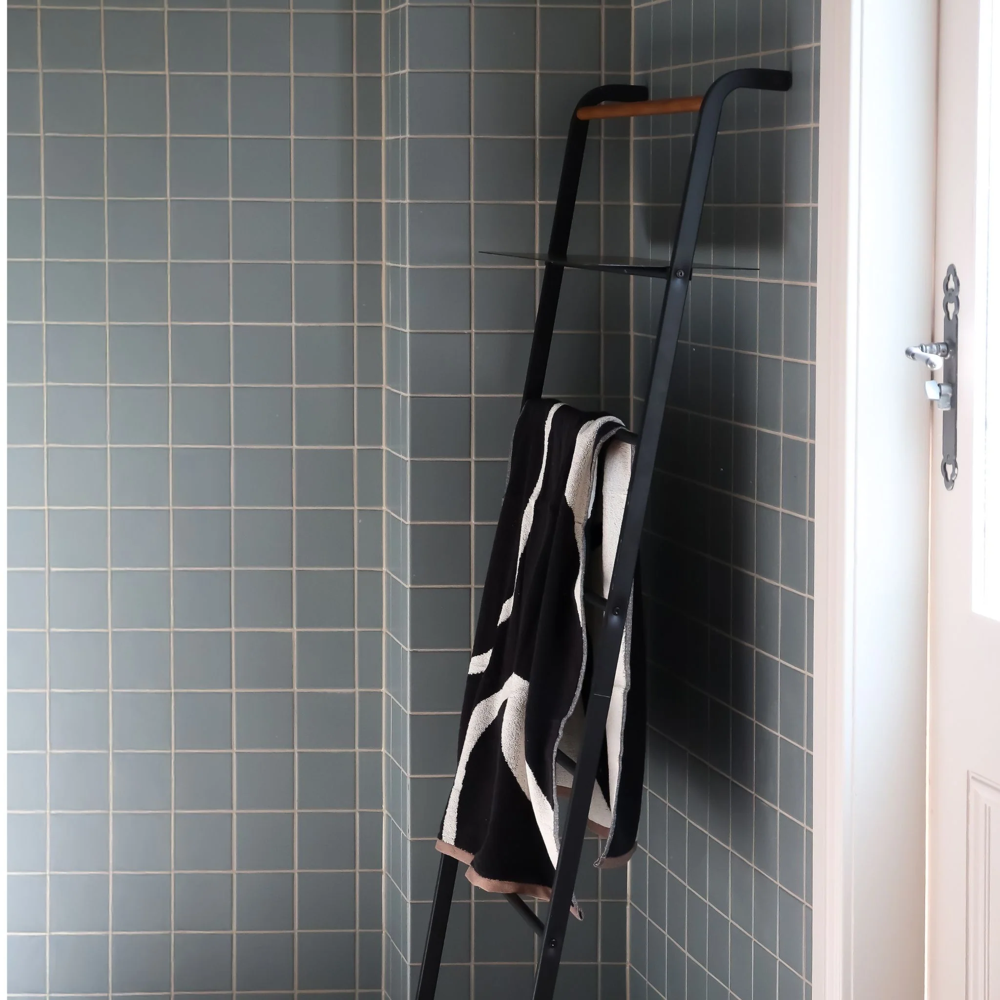 YAMAZAKI Tower Leaning Ladder with Adjustable Shelf, Black - Image 4