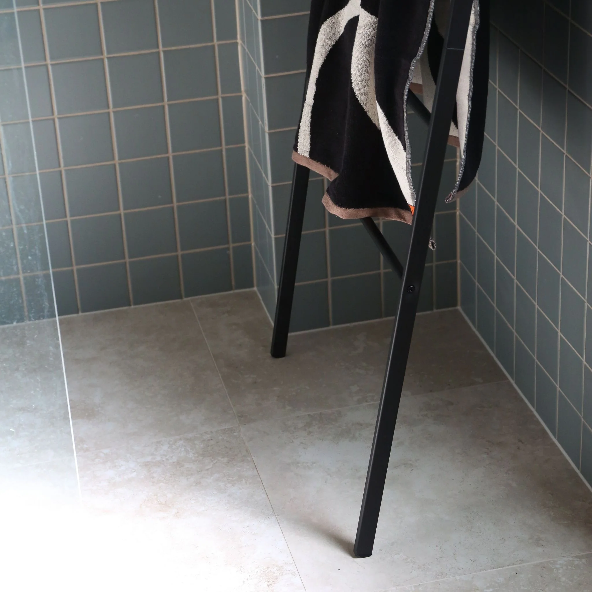 YAMAZAKI Tower Leaning Ladder with Adjustable Shelf, Black - Image 5